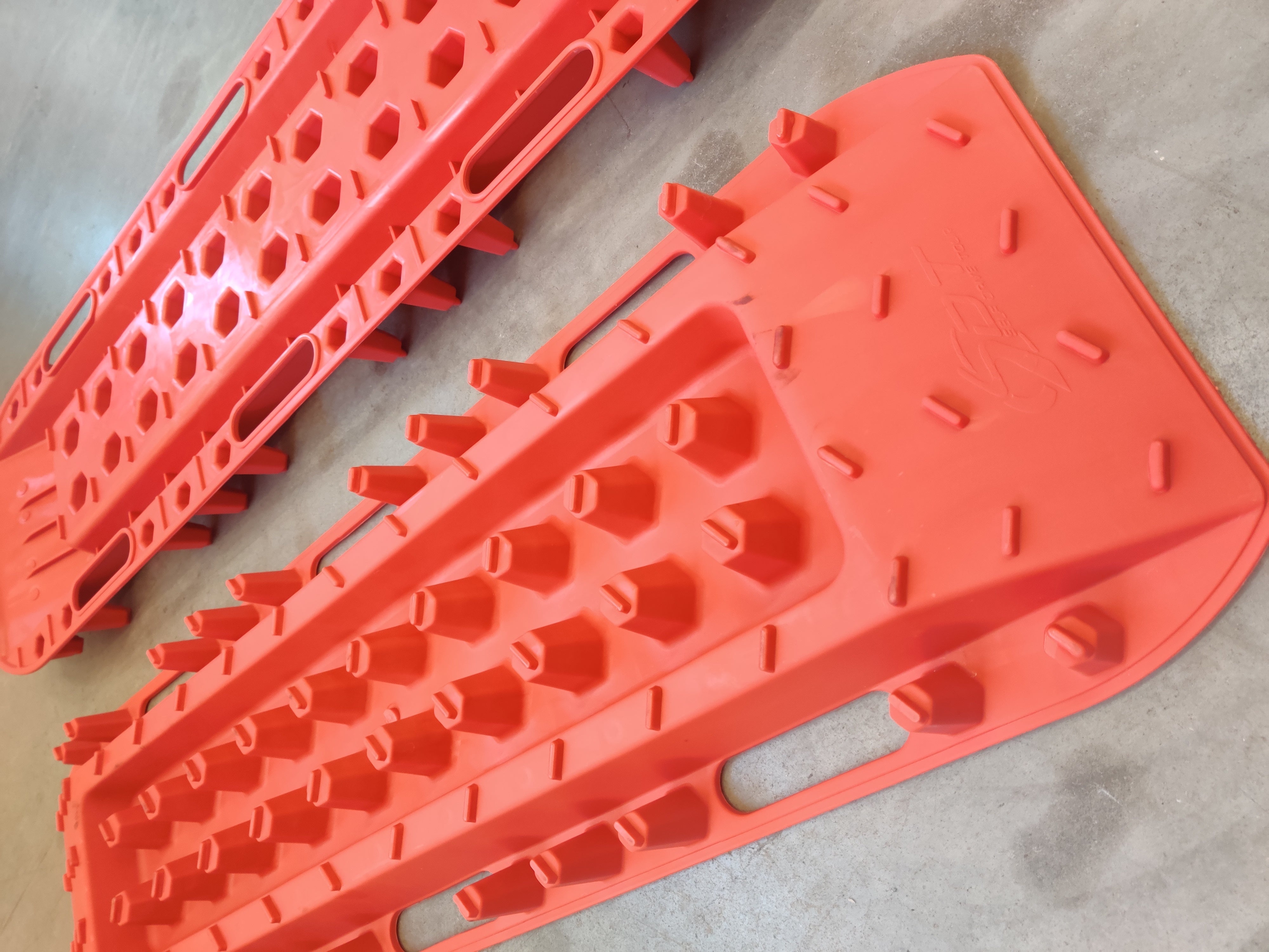 Ajosillat kaksi kappaletta. Punainen väri.