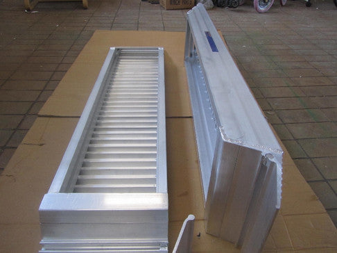 Alumininen ajosilta ramppi. Kaksi kappaletta. toinen kyljellään.