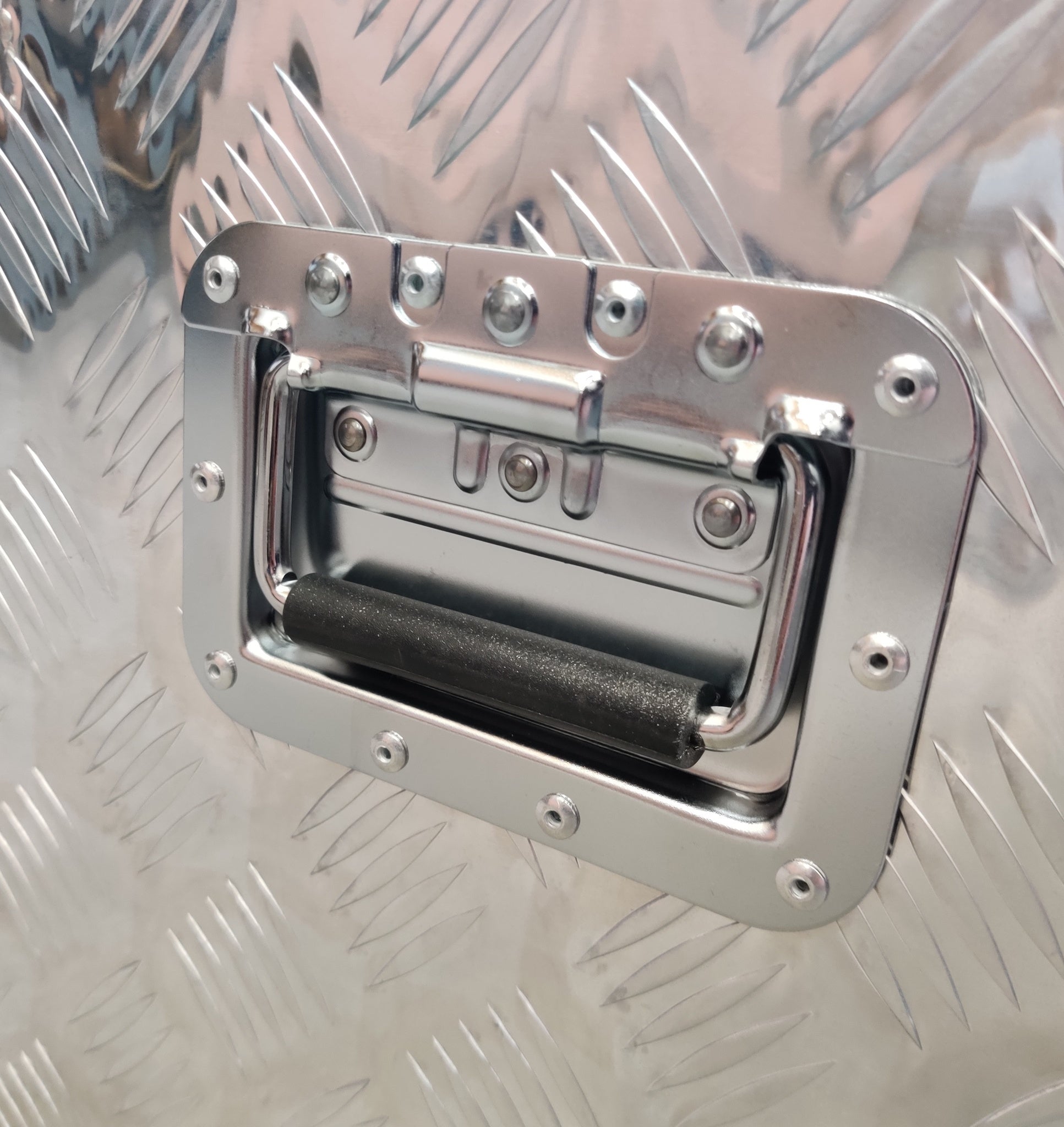 Alumiini säilytyslaatikko jossa kantokahva