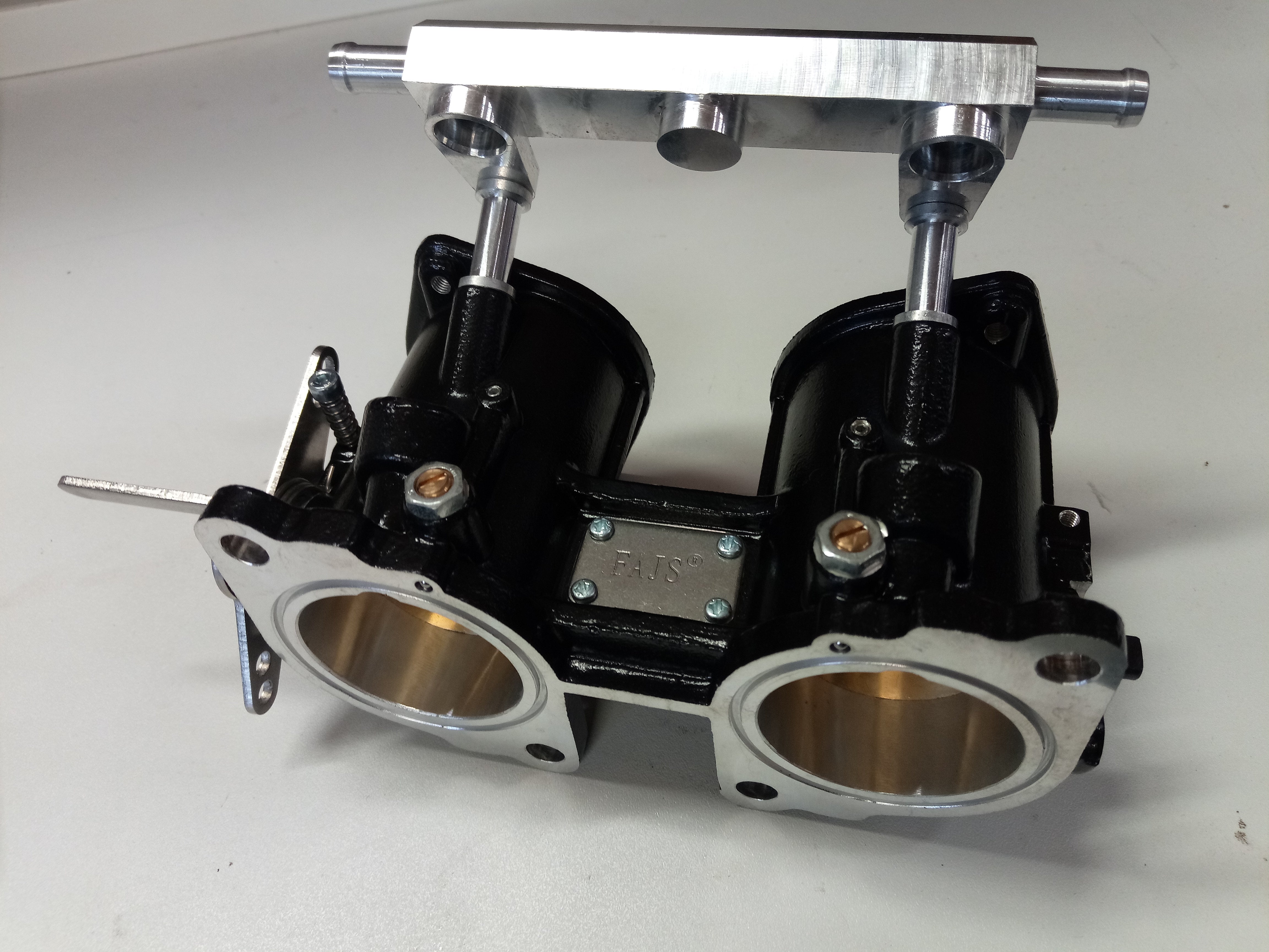 Kuvassa FAJS 48 IDF läppärunko. Mustan värinen.