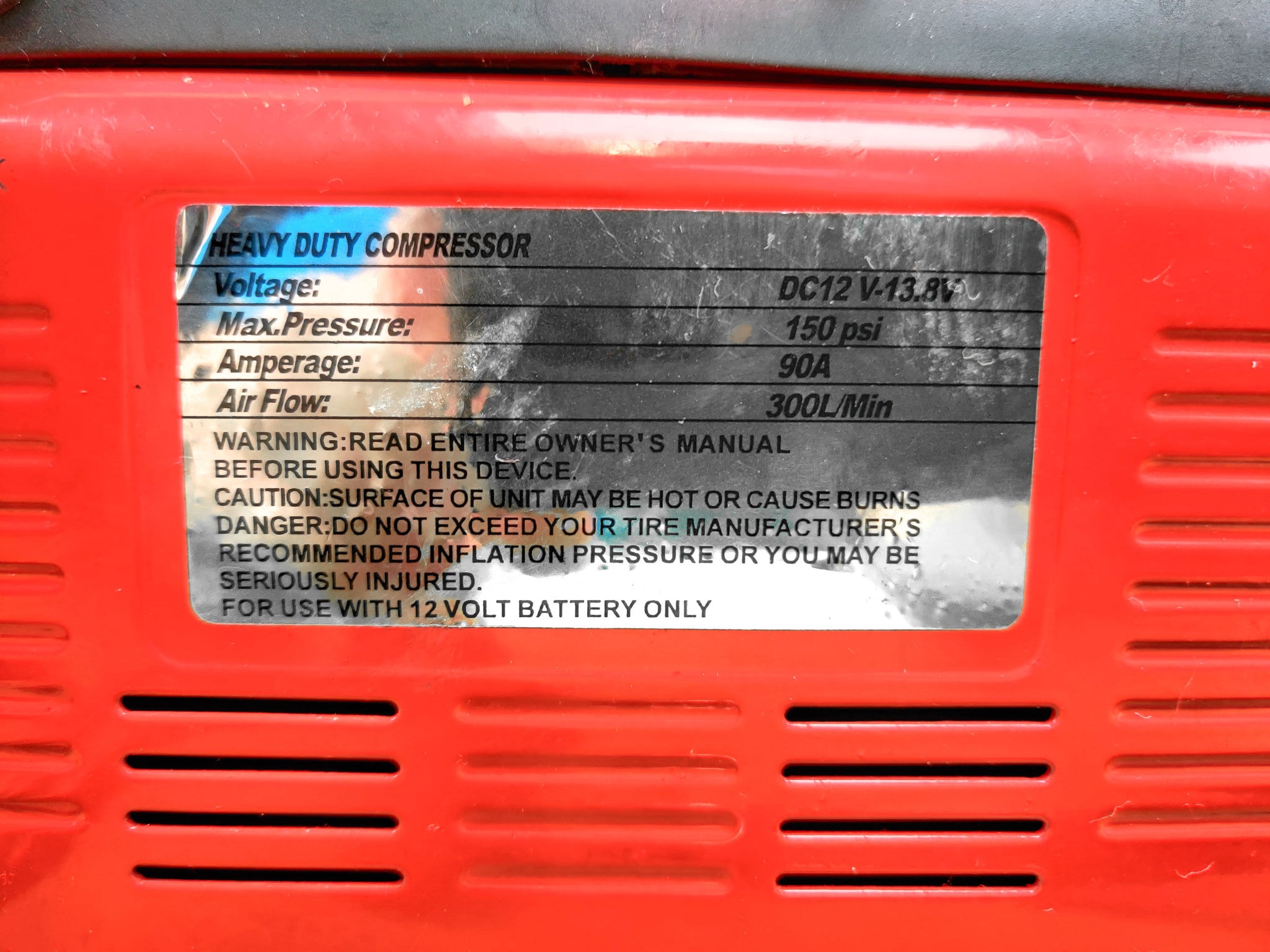 Kompressori 12V 300L Kantokassilla.
Ladukas ja edullinen kompressori 12V 300L Kantokassilla - Täyttää alle minuutissa isommankin renkaan!
Käyttöjännite 12V , virrantarve 90A, tuotto 300L/min, max paine n 10 bar.
Mukana myös kantokassi joten kuljettaminen on todella helppoa!