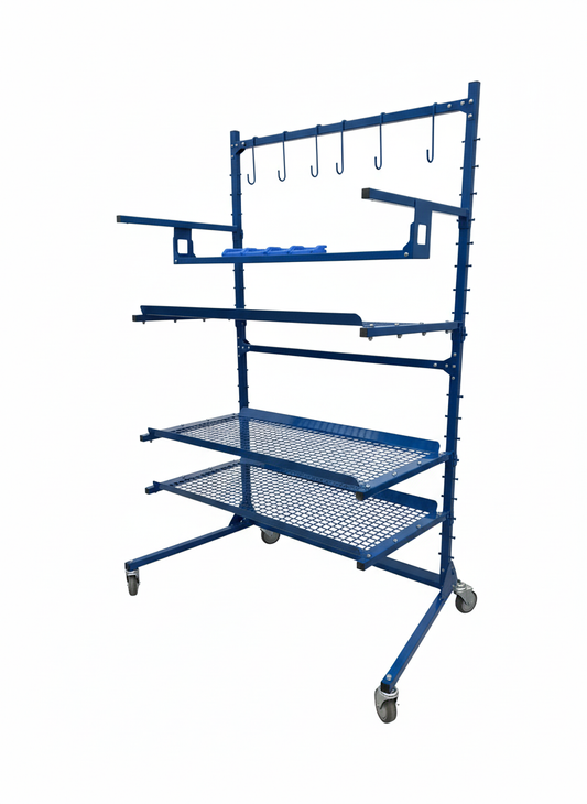 Sininen työkaluhylly jossa renkaat. 