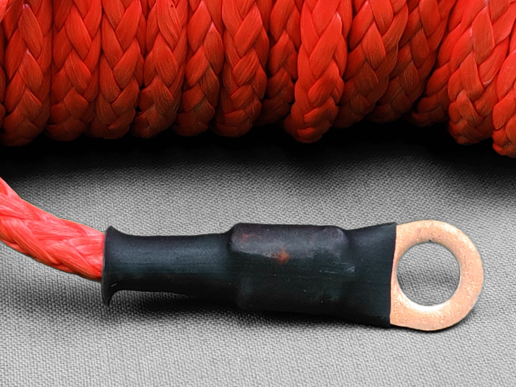 Punainen Dyneema vinssiköysi, joka vahvuudeltaan 5mm ja koukulla varustettu, Pituus 15m 2390 kg. Tämä köysi ei petä. Soveltuu esimerkiksi mönkijä sekä trailerikäyttöön. Lähikuvassa köyden päässä oleva rengasliitin.